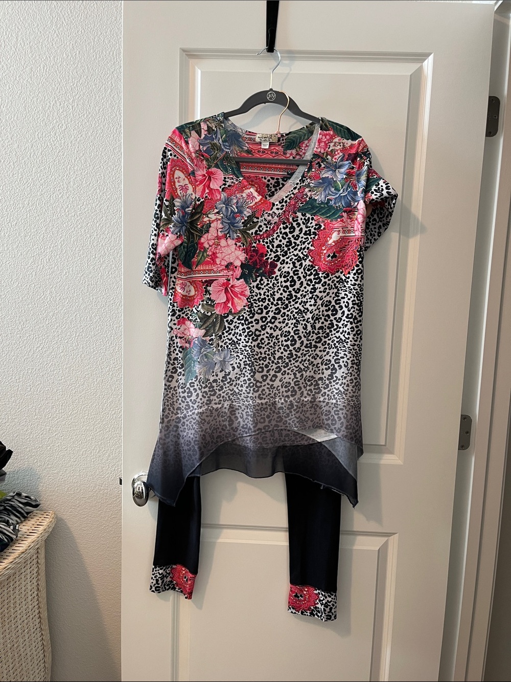 ONE WORLD Floral & Leopard V-Neck Tunic Top in Pink, Blue and Black